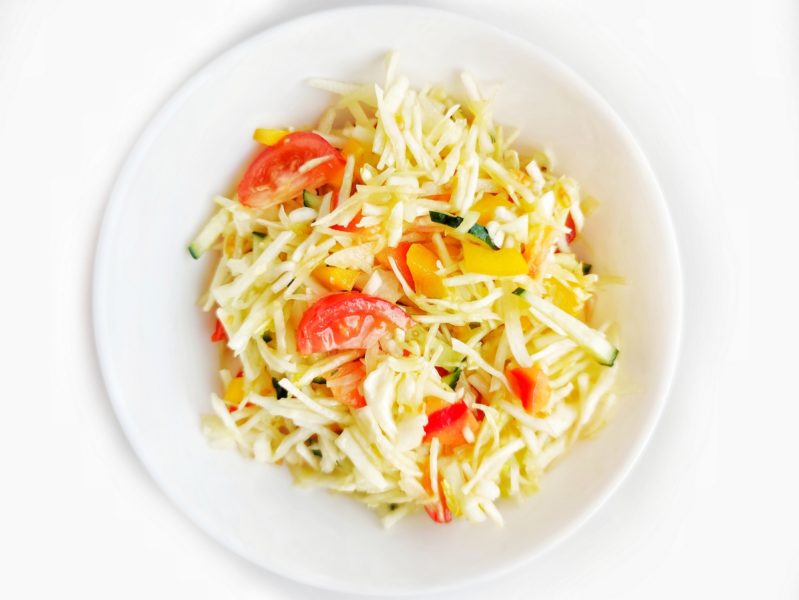 салат из капусты, огурцов, помидоров, перец красный с маслом вкусный простой рецепт