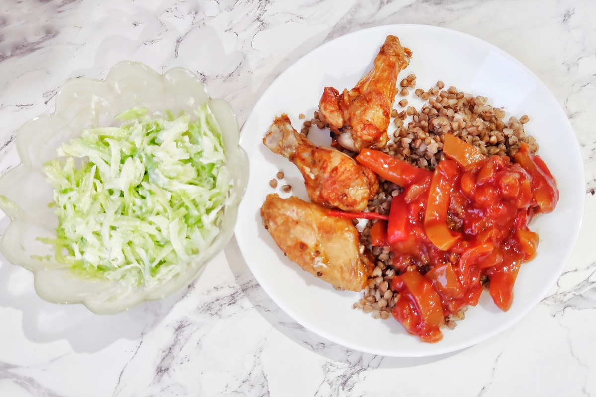 крылья куриные с гречкой и лечо, капустный салат