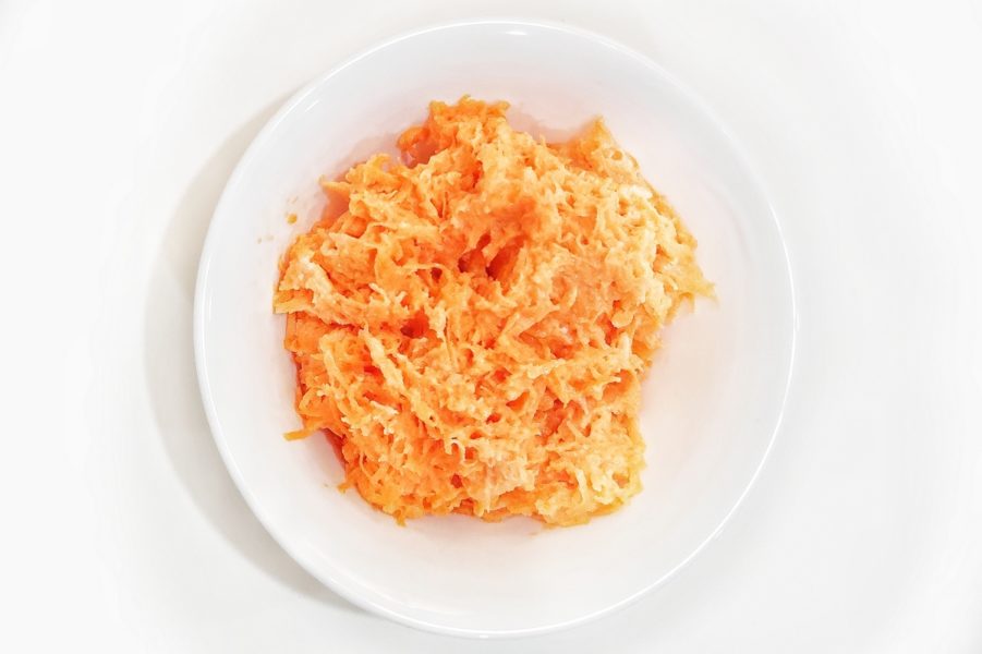 салат рыжик из моркови и чеснока с майонезом