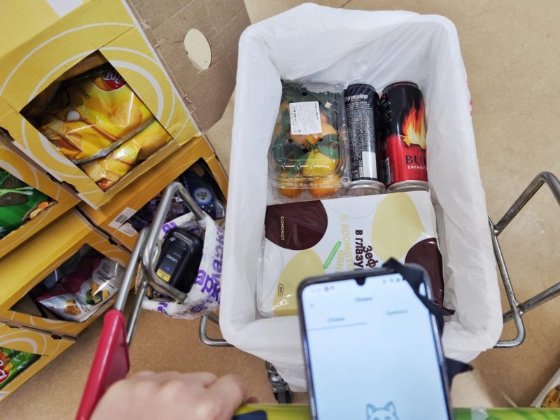 тележка с продуктами сборщика в самокате
